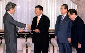 Koizumi hands letter addressed to Jiang to Yamasaki